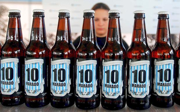 maradoooooonaaaaaaaaaaa tu si megl'e Pelé... c'ammo fatt 'o mazzo tanto pell'avééééé! maradoooooonaaaaaaaaaaa tu si megl'e Pelé... c'ammo fatt 'o mazzo tanto pell'avééééé!